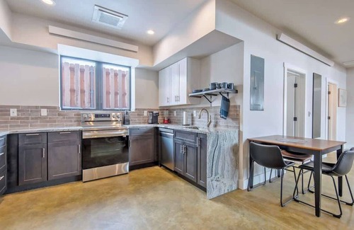 Victor Casa | New, Spacious & Modern w/ Pool Table & Ping Pong