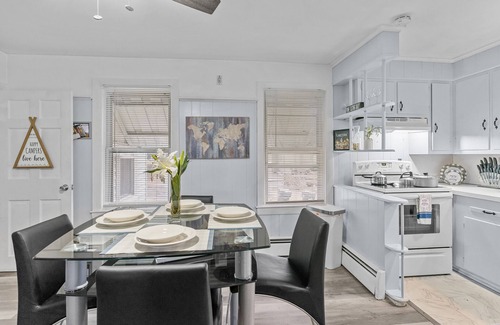 Natick Apartamento | NEW! Spacious & Newly Remodeled Home + FREE Parking + 5 Mins From PVD Airport