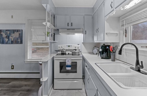 Natick Apartamento | NEW! Spacious & Newly Remodeled Home + FREE Parking + 5 Mins From PVD Airport