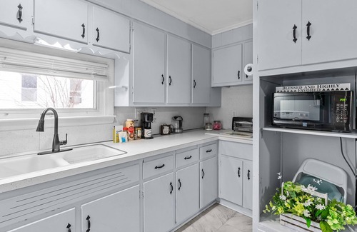Natick Apartamento | NEW! Spacious & Newly Remodeled Home + FREE Parking + 5 Mins From PVD Airport