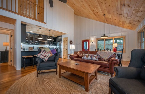Mill Spring Casa | New Spacious Perfect Lake House -11 miles to TIEC