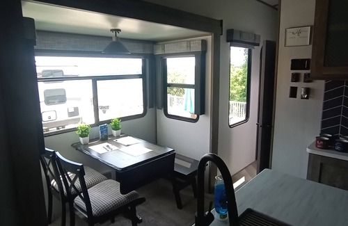 Gravois Mills Casa | New spacious RV that sits just steps away from the Beautiful Lake of the Ozarks