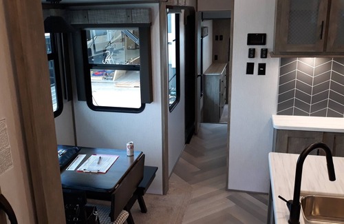 Gravois Mills Casa | New spacious RV that sits just steps away from the Beautiful Lake of the Ozarks