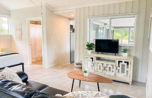 Keaau Apartamento | NEW! Spacious Studio w Full Kitchen ~ 2Mi to Beach