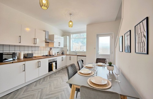 Failsworth Casa | NEW Spacious Townhouse 10 Mins to Manchester City Centre