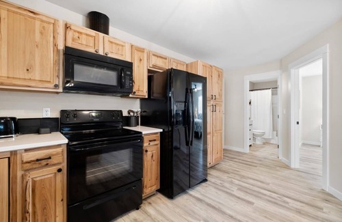 Bend Casa | NEW! Spacious Tumalo Ranch Retreat on 3+ acres, pet friendly with hot tub