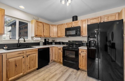 Bend Casa | NEW! Spacious Tumalo Ranch Retreat on 3+ acres, pet friendly with hot tub
