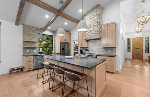 McCall Casa | New! Spring Mtn Paradise - Pet friendly, single level w/hot tub and clubhouse access