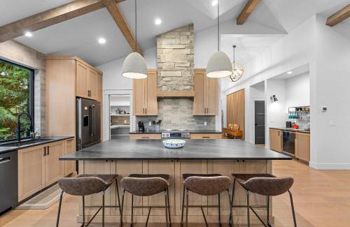 McCall Casa | New! Spring Mtn Paradise - Pet friendly, single level w/hot tub and clubhouse access
