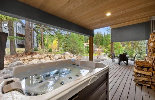 McCall Casa | New! Spring Mtn Paradise - Pet friendly, single level w/hot tub and clubhouse access