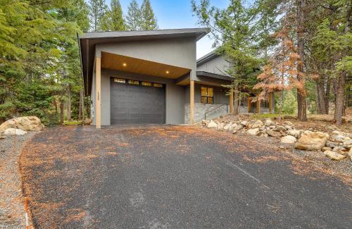 McCall Casa | New! Spring Mtn Paradise - Pet friendly, single level w/hot tub and clubhouse access