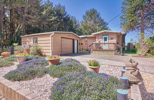 Long Beach Casa | NEW! Steps To Beach, Dog Ok, Firepit, Near town (Garden)
