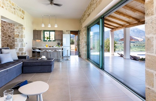 Episkopi Villa | Nueva villa de piedra con vistas panorámicas al mar, a 2 km de una playa de arena.