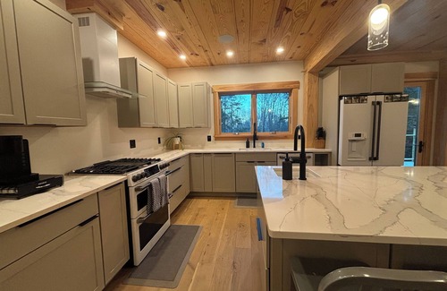 Stratton Casa | NEW Stratton Ski Home- 10 minute drive to BOTH Stratton & Mount Snow!