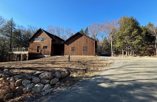 Stratton Casa | NEW Stratton Ski Home- 10 minute drive to BOTH Stratton & Mount Snow!