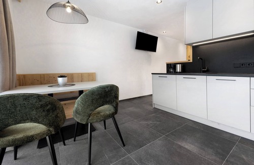 Fleres Apartamento | Apartamento estudio 'Chalet Tribulaun - Apt 1' con vistas a la montaña, terraza privada y Wi-Fi