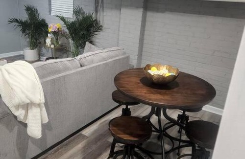 Wesley Heights Apartamento | NEW studio apt & backyard oasis in historic uptown