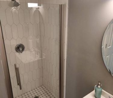 Wesley Heights Apartamento | NEW studio apt & backyard oasis in historic uptown