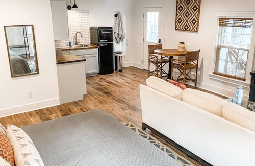 Columbia Apartamento | New Studio Apt w/ KING Bed- 1mi. to Columbia's Sq!