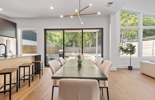 Govalle Casa | New Stunning 5BR House w/Pool & Concierge in Vibrant Neighborhood Downtown