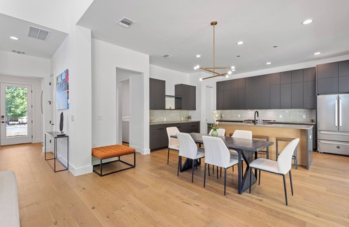 Govalle Casa | New Stunning 5BR House w/Pool & Concierge in Vibrant Neighborhood Downtown
