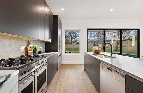Govalle Casa | New Stunning 5BR House w/Pool & Concierge in Vibrant Neighborhood Downtown
