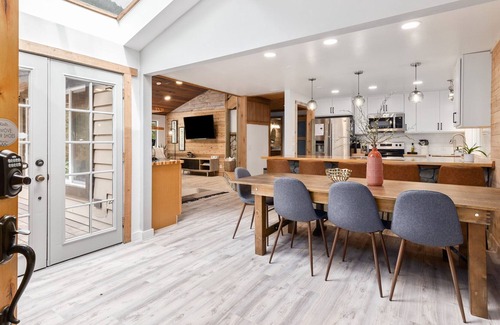 Index Casa | New! Stunning and unique remodeled riverfront home with hot tub and amazing view