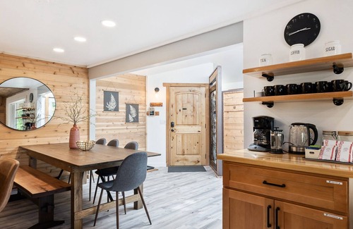 Index Casa | New! Stunning and unique remodeled riverfront home with hot tub and amazing view