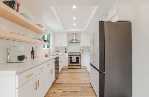 Silver Strand Casa | New! Stunning Beach house, Steps to Sand, King Beds, Game Room, Family Friendly