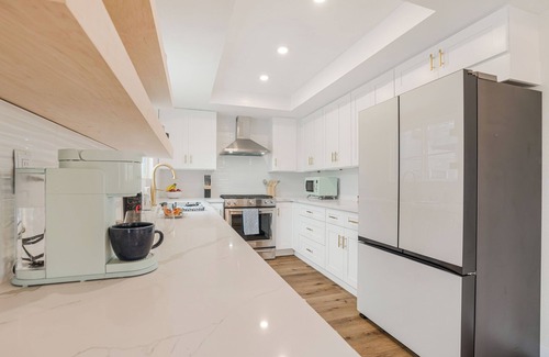 Silver Strand Casa | New! Stunning Beach house, Steps to Sand, King Beds, Game Room, Family Friendly