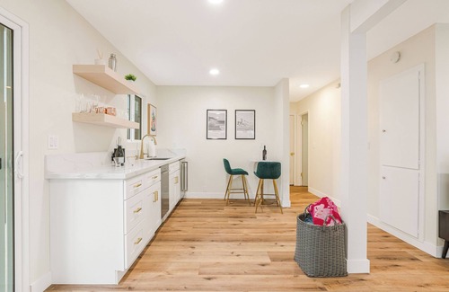 Silver Strand Casa | New! Stunning Beach house, Steps to Sand, King Beds, Game Room, Family Friendly