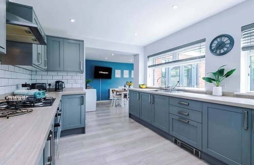 Wrexham Casa | NEW! Stunning Bungalow, Ideal for Groups, Parking!
