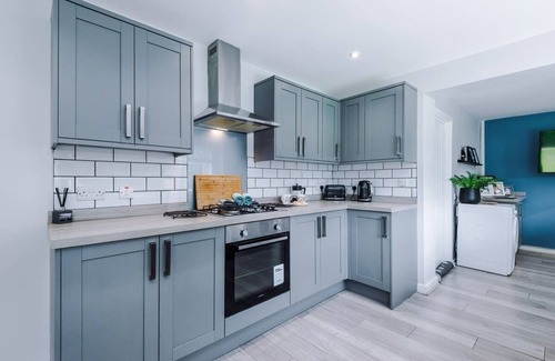 Wrexham Casa | NEW! Stunning Bungalow, Ideal for Groups, Parking!