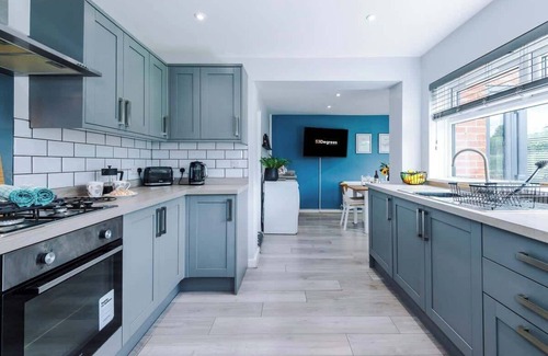 Wrexham Casa | NEW! Stunning Bungalow, Ideal for Groups, Parking!