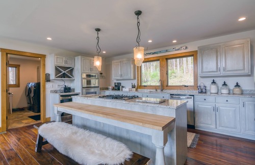 Ellicottville Chalet De Esquí | New & Stunning Chalet!⛷ A+ Reno, Hot-Tub, Barrel Sauna, Slope Views, Fire Pit🔥