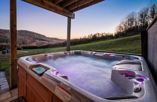 Ellicottville Casa | New & Stunning Chalet! Reno'd, Hot-Tub, Barrel Sauna, Slope Views, Fire Pit