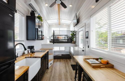 Apple Valley Casa | NEW Stunning Tiny Home w private deck firepit BBQ