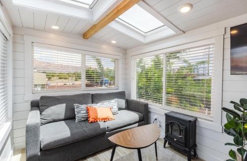 Apple Valley Casa | NEW Stunning Tiny Home w private deck firepit BBQ