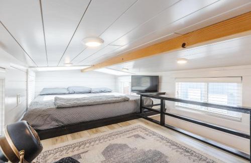 Apple Valley Casa | NEW Stunning Tiny Home w private deck firepit BBQ