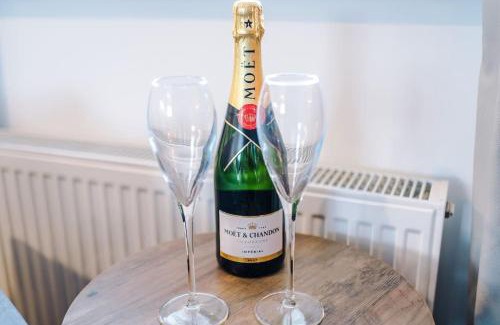 Crewe Apartamento | NEW! Stylish 1-Bed Flat in Crewe by 53 Degrees Property - Ideal for Business & Professionals - Sleeps 3!