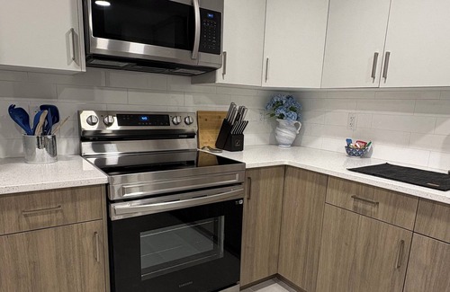 Southeast Calgary Condominio | New, stylish suite. Private entrance, queen bed, full kitchen, in-suite laundry.