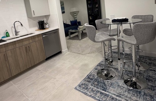 Southeast Calgary Condominio | New, stylish suite. Private entrance, queen bed, full kitchen, in-suite laundry.
