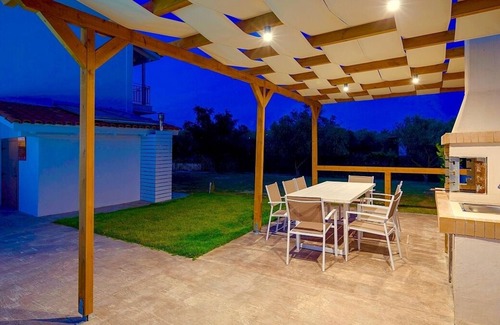Kalpaki Villa | New Stylish Villa in a Quiet Location - Extensive Gardens, Private Pool and close to Sandy Beaches!