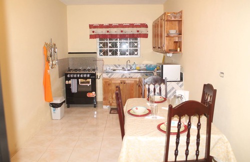 Spanish Town Casa | ¡NUEVO! Apartamento suburbano con cómodas camas Queen