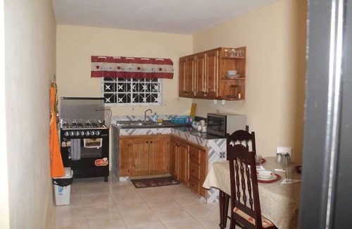 Spanish Town Casa | ¡NUEVO! Apartamento suburbano con cómodas camas Queen