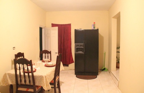 Spanish Town Casa | ¡NUEVO! Apartamento suburbano con cómodas camas Queen