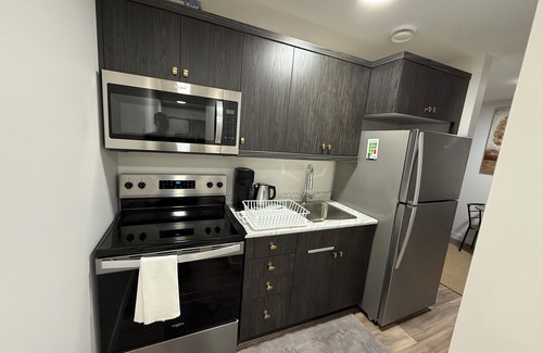 Regina Apartamento | New suite in a great location. Central for shopping, restaurants and commuting.