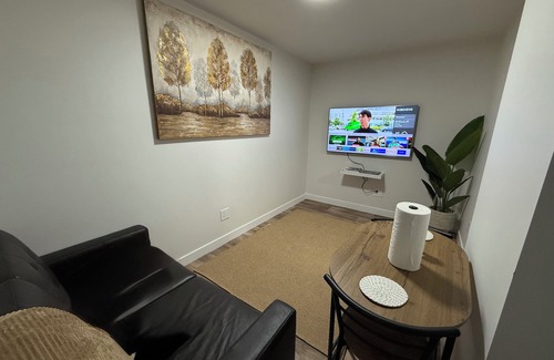 Regina Apartamento | New suite in a great location. Central for shopping, restaurants and commuting.