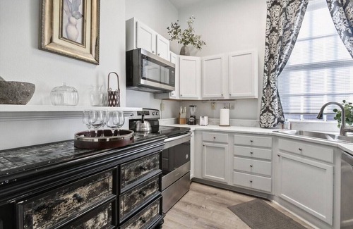 Leonidas Apartamento | New Suite Oak St Retreat! Shops, Music & More!