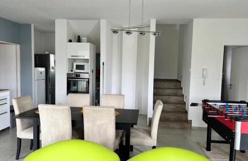 Balatonalmadi Apartamento | ‘NEW’ Sunkissed Villa on the Old Hill